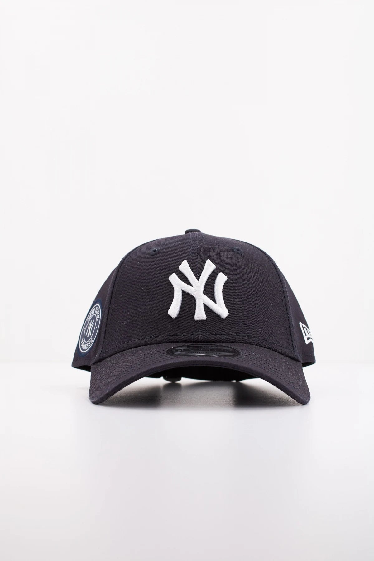 New Era New York Yankees OTC Baseball Cap, navy blue with textile lining, stitched construction, ideal for men, perfect winter hat for outdoor activities.