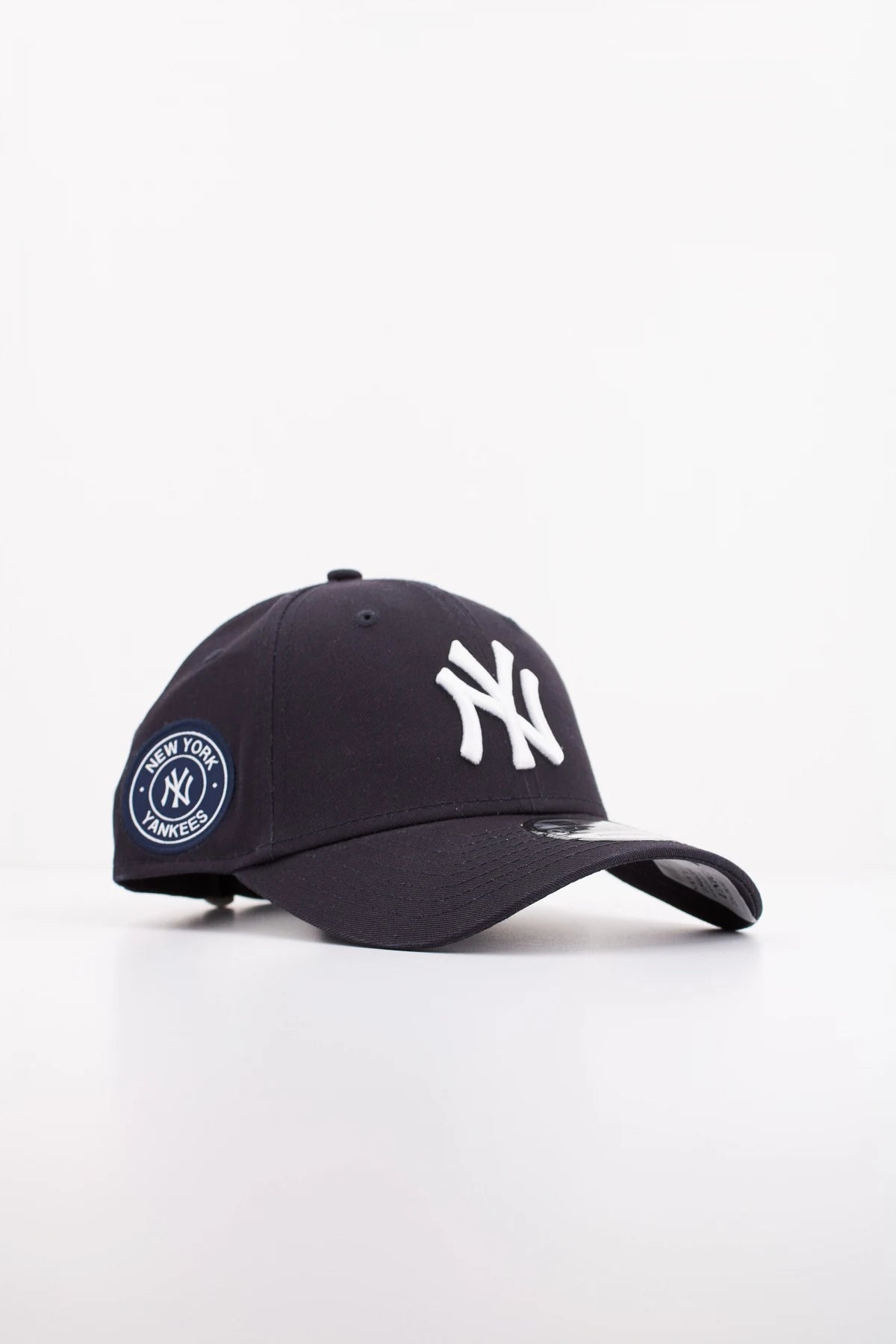 New Era New York Yankees OTC Baseball Cap, navy blue with textile lining, stitched construction, ideal for men, perfect winter hat for outdoor activities.