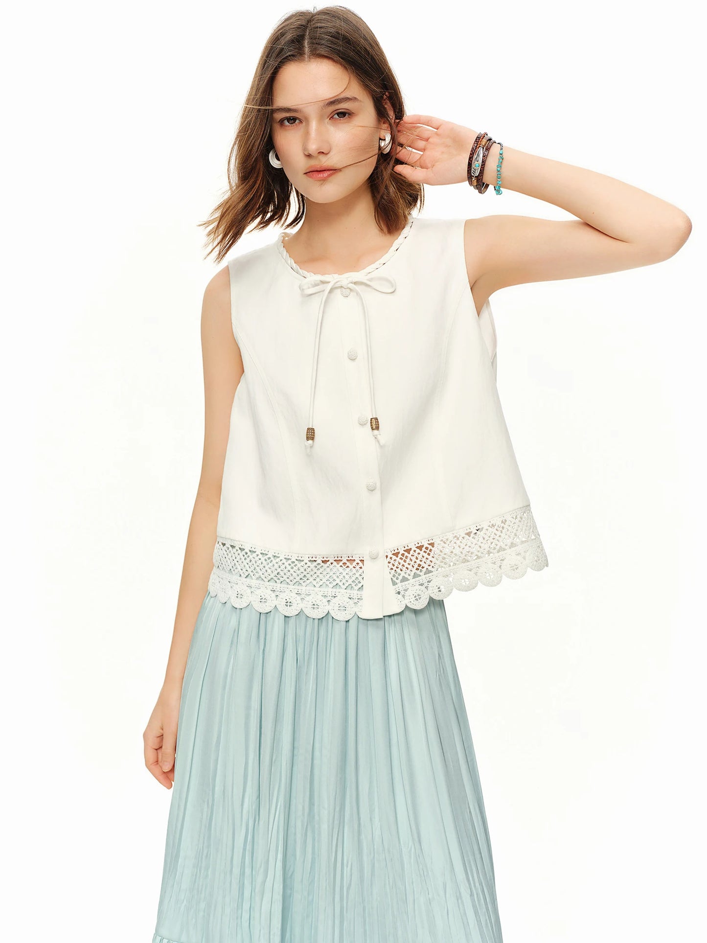 DUSHU Stylish Summer Women's Hand-Hooked Lace Resort Vest Top 2026 New Summer Arrival Fashion Collection White Sleeveless Shirts